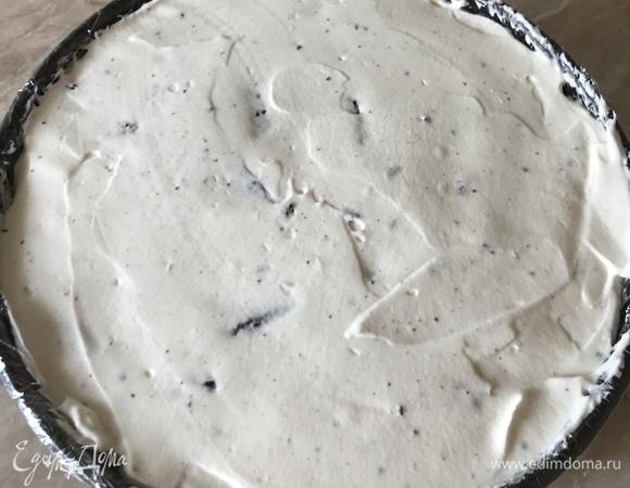 Переложить начинку в форму и разровнять. Накрыть пищевой пленкой и отправить в холодильник минимум на 4–6 часов.