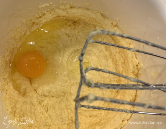 Вбейте по одному яйца.