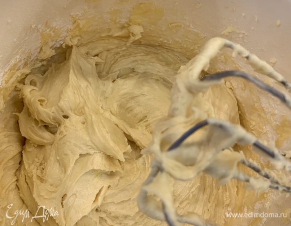 Вбейте муку, разрыхлитель, щепотку соли. Добавьте 1–2 ст. л. молока.