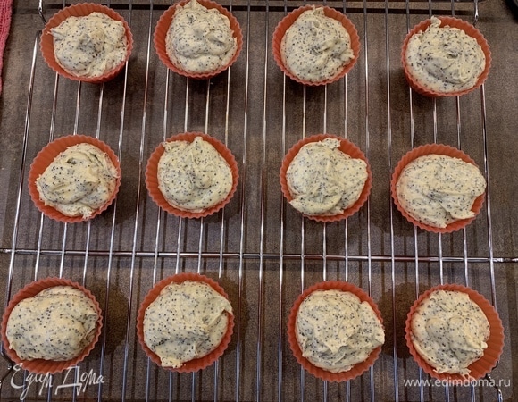 Разложите по формам и отправьте в разогретую до 180°C духовку на ~30 минут. У меня получается ровно на 12 формочек.