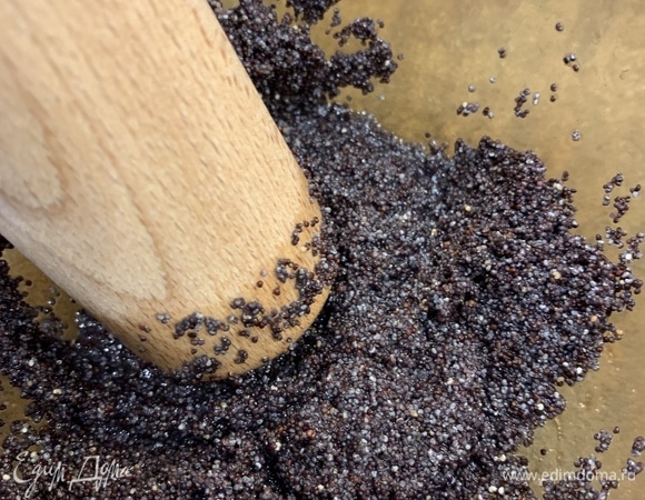 Разотрите отдельно мак с лимонным соком.