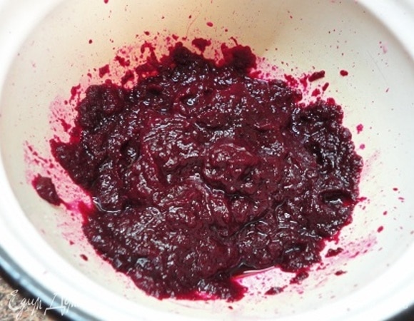 Запеченную в фольге свеклу очистить и измельчить блендером.