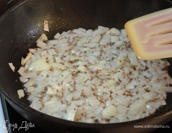 Затем добавить лук, нарезанный мелкими кубиками, и жарить до мягкости. Затем добавить сахар, уксус и соль. Перемешать.