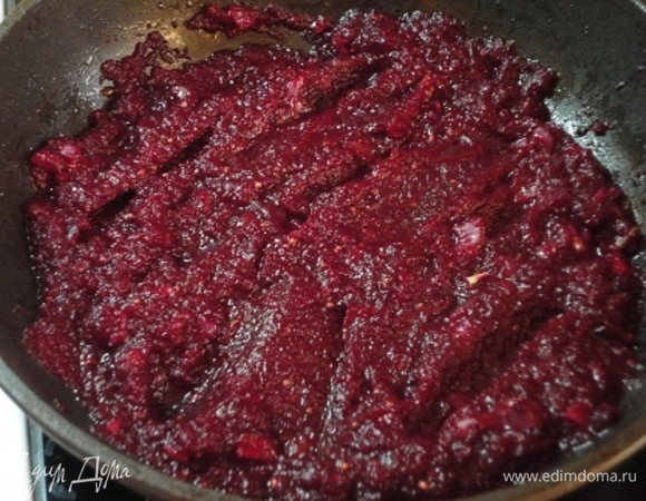 Выложить свеклу к луковой массе и тушить около 15–20 минут. При необходимости можно добавить больше сахара или уксуса.