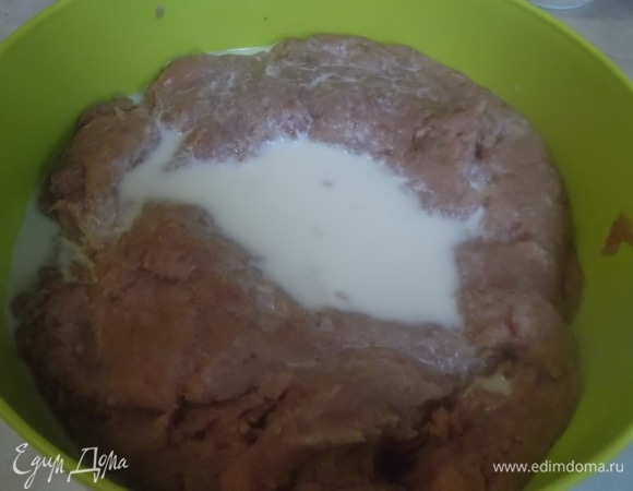 Влить оставшееся молоко. Посолить, поперчить. Еще раз хорошо перемешать и выбить фарш.