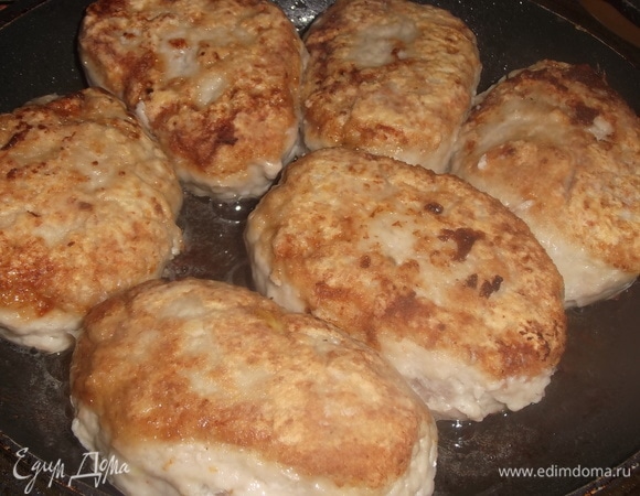 Обжарить на умеренном огне с двух сторон до румяной корочки.