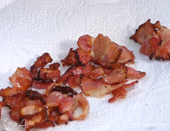 Бекон обжарить со всех сторон. Затем выложить на салфетку, чтобы убрать лишнее масло.