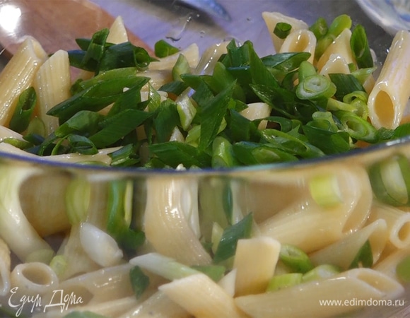 Мелко нарезать зеленый лук. В большую миску выложить макароны, добавить лук.