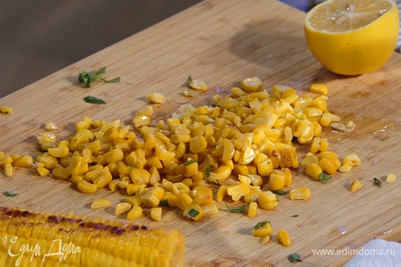 Кукурузу снять с плиты и остудить. Срезать зерна с початков, добавить к макаронам.