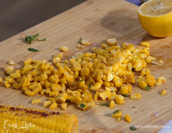 Кукурузу снять с плиты и остудить. Срезать зерна с початков, добавить к макаронам.