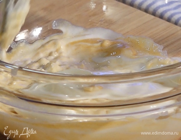 Для соуса смешать в отдельной посуде майонез, горчицу, простоквашу и кефир. Чеснок раздавить плоской стороной ножа, добавить в миску. Туда же выжать сок из лимона.