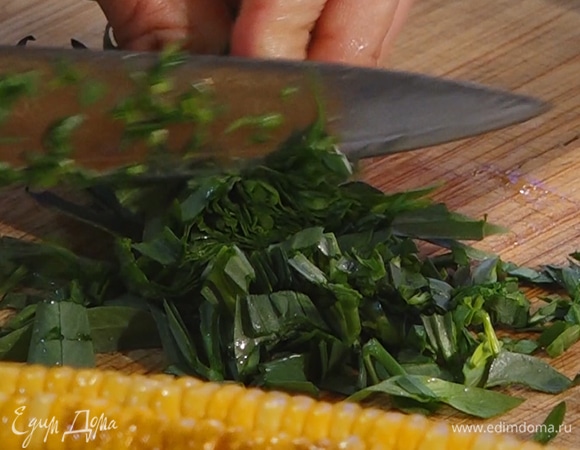 Мелко нарезать тархун, добавить к макаронам.