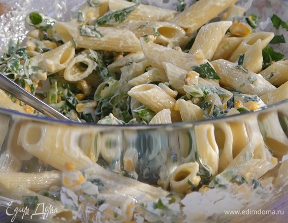 В салат влить готовый соус, перемешать.