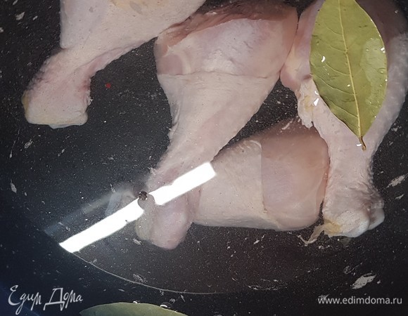 Сначала надо сварить из голеней бульон. Залит их 2 л воды и варить на слабом огне после закипания минут 50. После — вынуть голени, остудить и нарезать мясо небольшими кусочками.