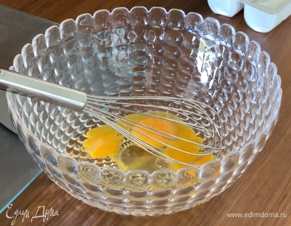 Яйца разбить в миску, взбить, посолить.