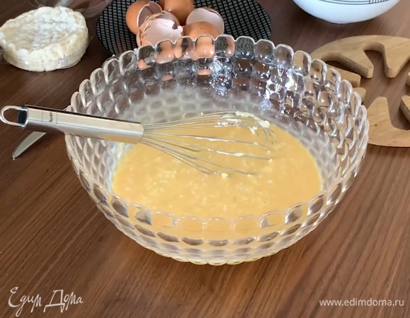Часть сыра размять вилкой, вмешать в яичную смесь.