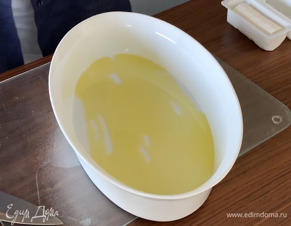 Дно формы для запекания смазать оливковым маслом.