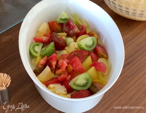 Помидоры нарезать на крупные куски, выложить в форму, сверху полить маслом, посолить.