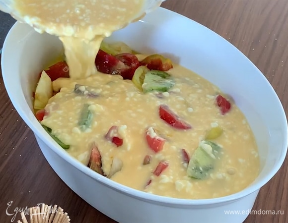 Помидоры сверху залить яичной смесью.