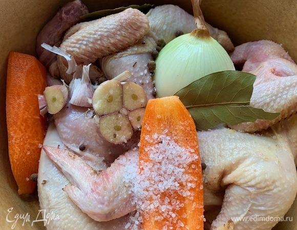 Цыплят разрезать пополам. Морковь, лук очистить. Чеснок кладу так, не очищая. Соль, перец, лавровый лист, гвоздика — все кладу в кастрюлю с тяжелым дном. Залить водой. Варить 2 часа на тихом огне.