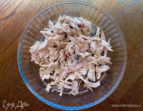 По готовности отделить мясо. Процедить бульон. Желатин бывает разный, выбирайте тот, к которому вы привыкли. Растворить в бульоне согласно инструкции на упаковке.