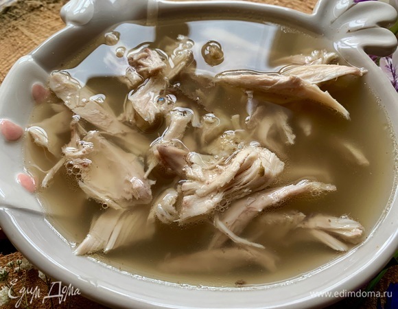 Разложить мясо цыплят по тарелкам или выложить на большое блюдо, залить бульоном. Держать в холодильнике до застывания.