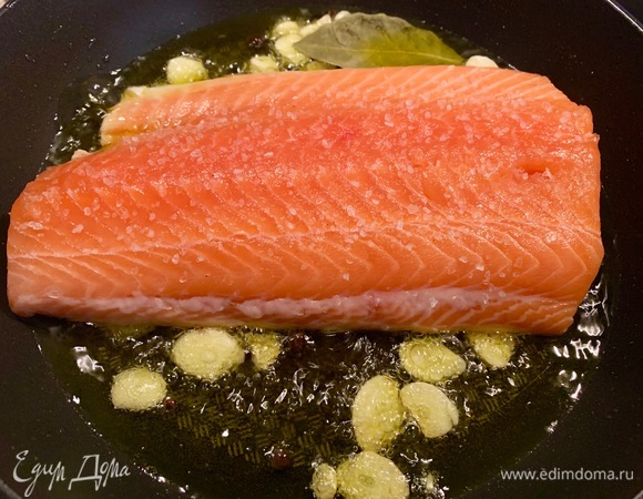 Кладу семгу на сковородку. Посыпаю солью. Аромат от чеснока и перца бесподобный!