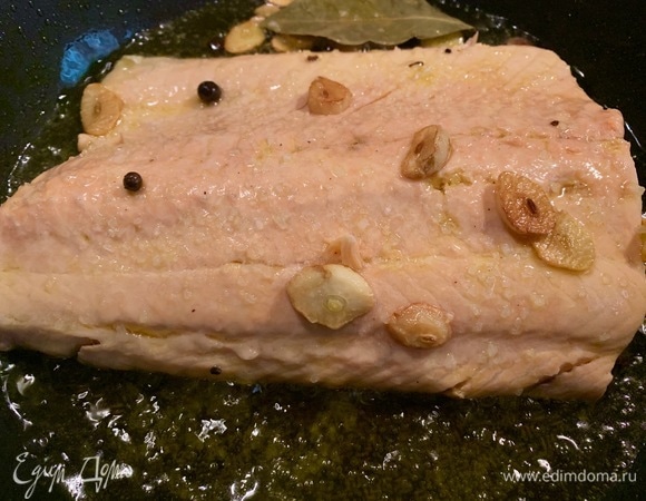 Ложкой набираю масло и поливаю рыбу постоянно, на протяжении 8–10 минут. Если семга начнет бледнеть — это признак того, что она близка к полному приготовлению. Рыбу не переворачивать, не крутить, кусок должен быть на одном месте.