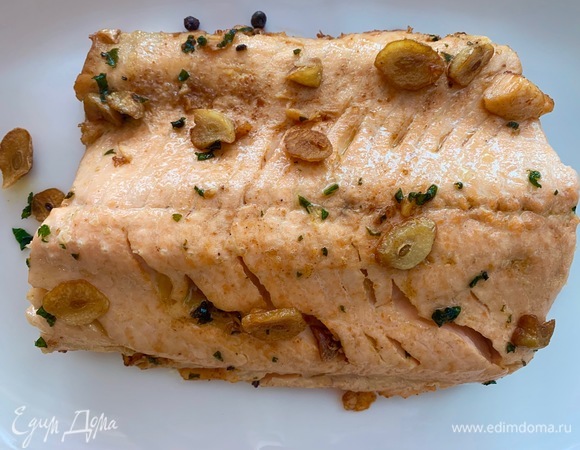 Переложить рыбу на тарелку.