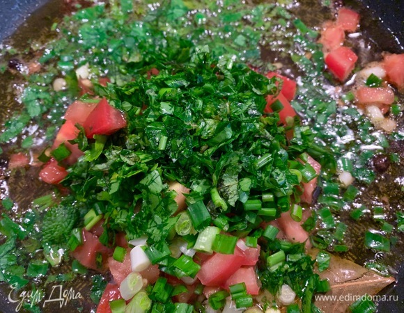 На сковородку в это же масло быстро кладу нарезанные зелень, лук и помидор. Пару минут поджарить. На этом этапе можно добавить любые дополнительные приправы, которые вам нравятся.