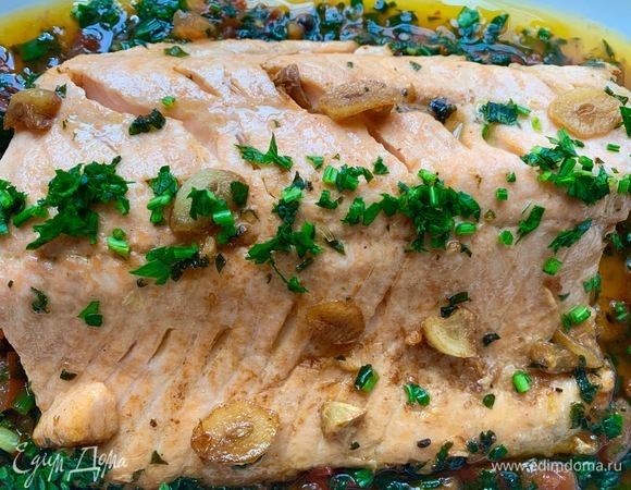 Сочетание семги и зелени — это очень вкусно. Мяту не бойтесь класть, она подчеркивает вкус рыбы.