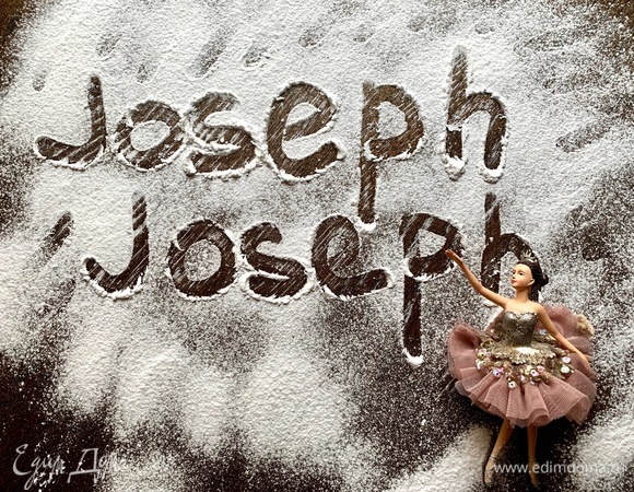 Компания Joseph Joseph была создана в 2003 году двумя братьями близнецами Ричардом и Энтони Джозефами. В линейке товаров компании кухонные принадлежности — лопатки, щипцы, шумовки, кухонные ножи, разделочные доски. Также аксессуары для приготовления множество блюд — коврики для теста, скалки, таймеры, весы, посуда для сервировки, емкости для хранения и многое другое. В мае 2013 года владельцы компании получили награду The British Inspiration Award за инновации в дизайне товаров для кухни. В данном рецепте можно использовать миску для приготовления крема, доску для нарезки орехов при помощи терки натереть шоколад.