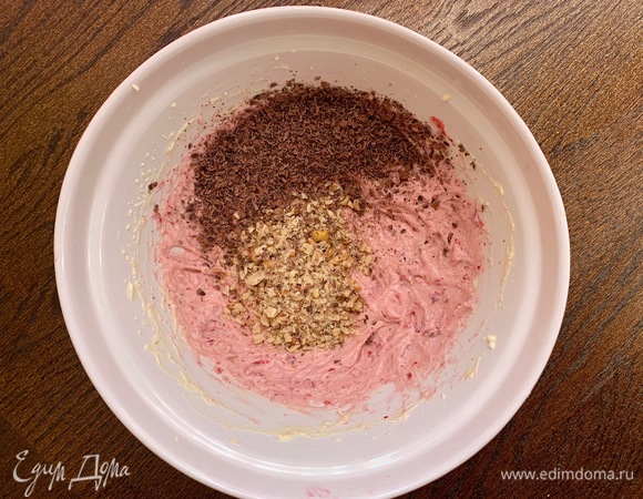 Масло комнатной температуры взбить со сгущенным молоком, добавить малину, еще раз взбить. Натереть шоколад, измельчить орехи, все добавить в крем.