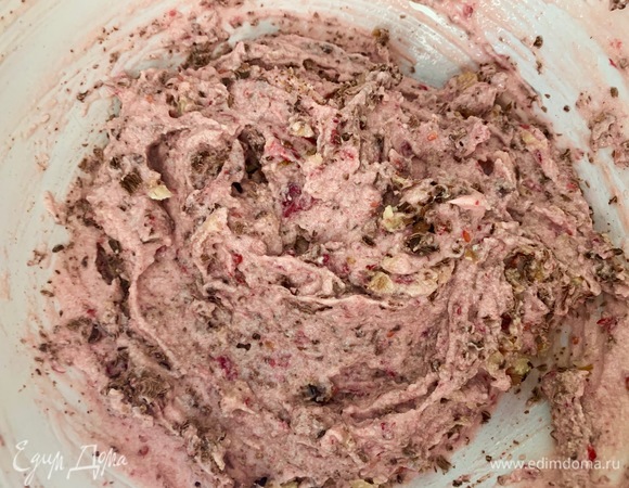 Печенье измельчить в блендере, добавить к крему.