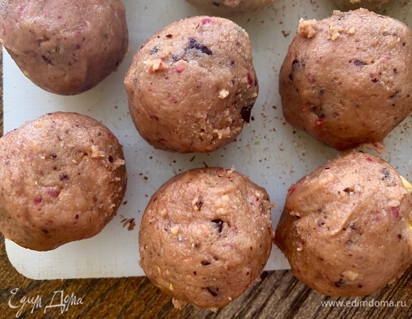 Формирую шарики. Можно сделать в форме жгута и нарезать на порционные кусочки.