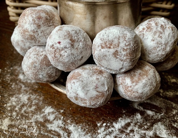 Обвалять в сахарной пудре.