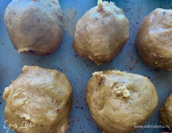 Скатать трюфельные шарики.