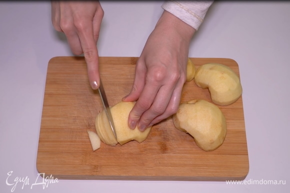 Очищаем яблочки от кожуры, удаляем сердцевину и нарезаем их тонкими дольками.