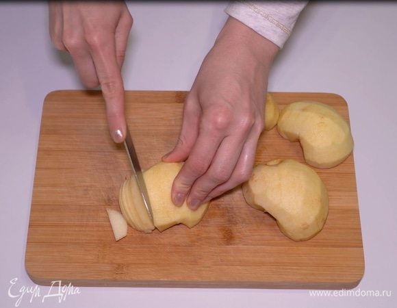 Очищаем яблочки от кожуры, удаляем сердцевину и нарезаем их тонкими дольками.