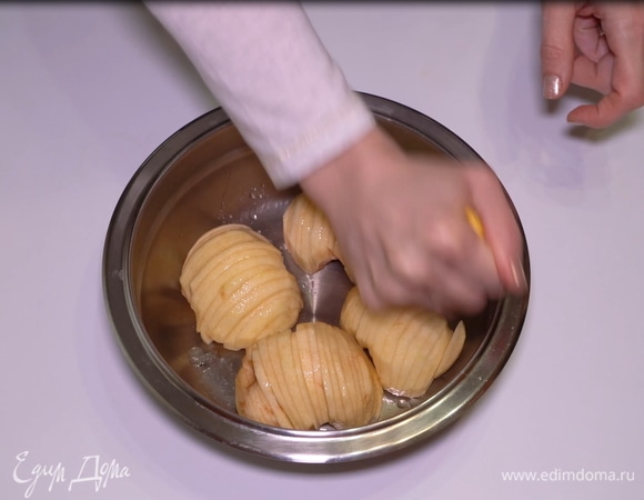 Затем выкладываем эти аппетитные дольки яблок в миску и сбрызгиваем их лимонным соком, чтобы они не потемнели.