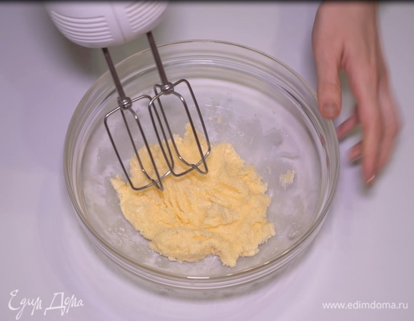 Теперь займемся приготовлением теста. Все ингредиенты должны быть комнатной температуры. Масло лучше достать из холодильника заранее, чтобы оно немного размягчилось. К маслу добавляю сахар, перемешиваю все это вилкой, затем несколько минут взбиваю миксером.