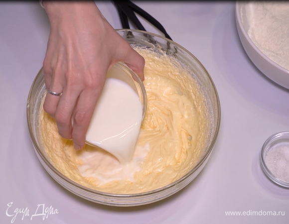 Постепенно наливаю молоко комнатной температуры.