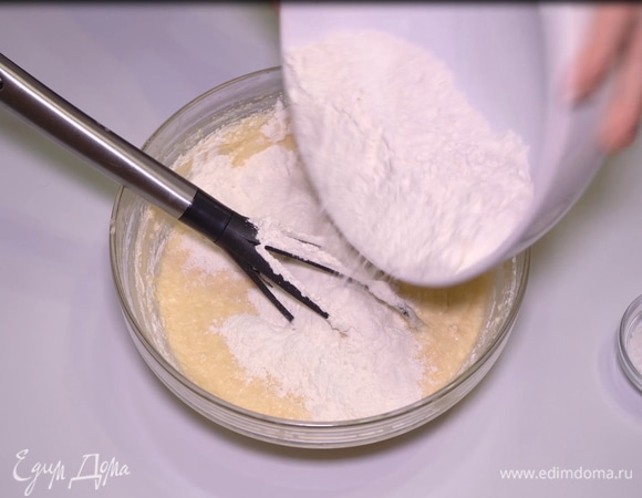 Небольшими порциями добавляю муку, просеянную с разрыхлителем, для этого рецепта понадобится 3 ч. л. разрыхлителя теста. Размешиваю все это не миксером, а именно ручным венчиком, чтобы тесто оставалось пышным и воздушным.