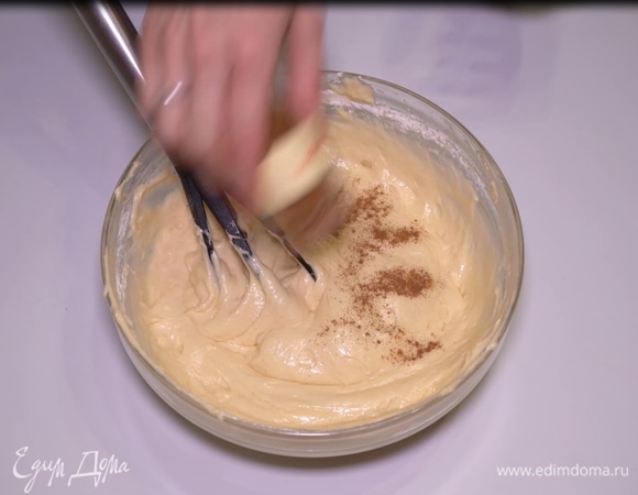 По желанию добавьте немного молотой корицы, если вы ее, конечно, любите. Или используйте, например, ванильную эссенцию, чайную ложечку молотого кардамона или цедру лимона.
