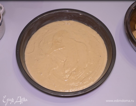 Смазываю форму сливочным маслом и выкладываю тесто.