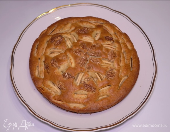 Достаю из духовки. Пирог очень красивый, нежный и мягкий!