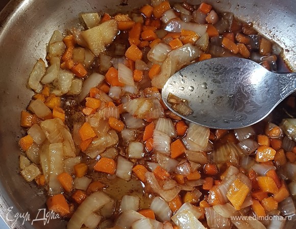 Морковь и лук нарезать кубиками. В сковороде растопить сливочное масло и обжарить на нем морковь и лук до мягкости. Влить к овощам соевый соус и сразу снять с огня.