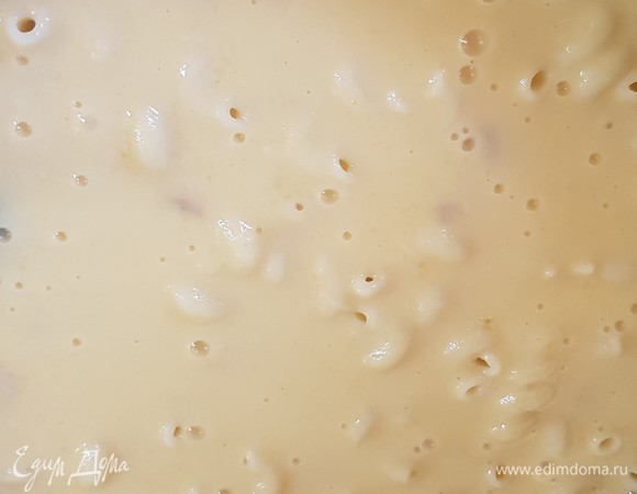 Отварить макароны. Суп измельчить при помощи блендера в пюре. Влить сливки, поставить суп на огонь и прогреть его. Уже в готовый крем-суп добавить макароны и куриное мясо. Подавать, посыпав зеленью петрушки.