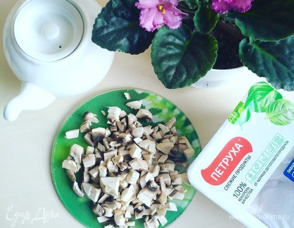 Нарезаем мелкими кубиками.