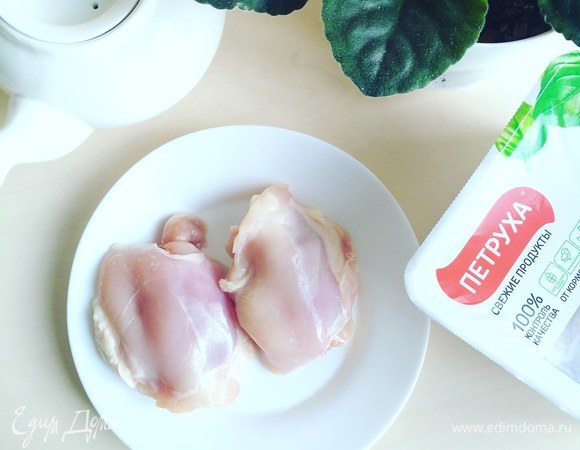 Снимем шкуру. Отправляем их варить в кипящую подсоленную воду. Достаем по готовности.